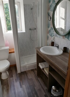 Een douche, handdoeken