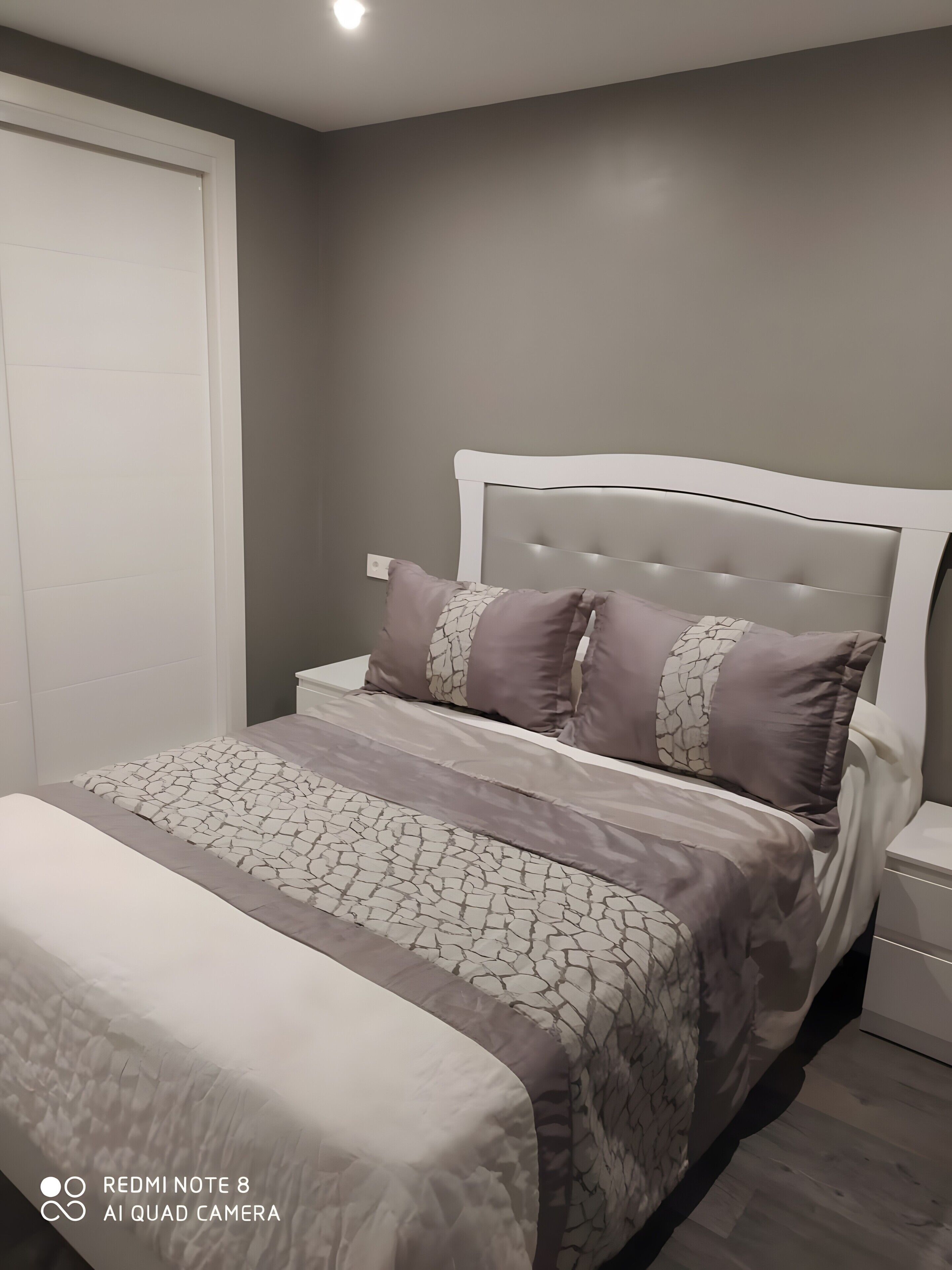 3 slaapkamers, een strijkplank/strijkijzer, wifi, beddengoed