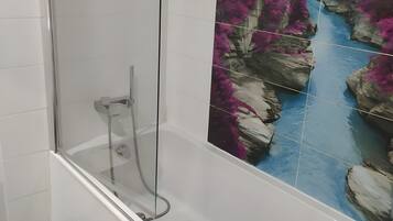 Een douche, een haardroger, handdoeken