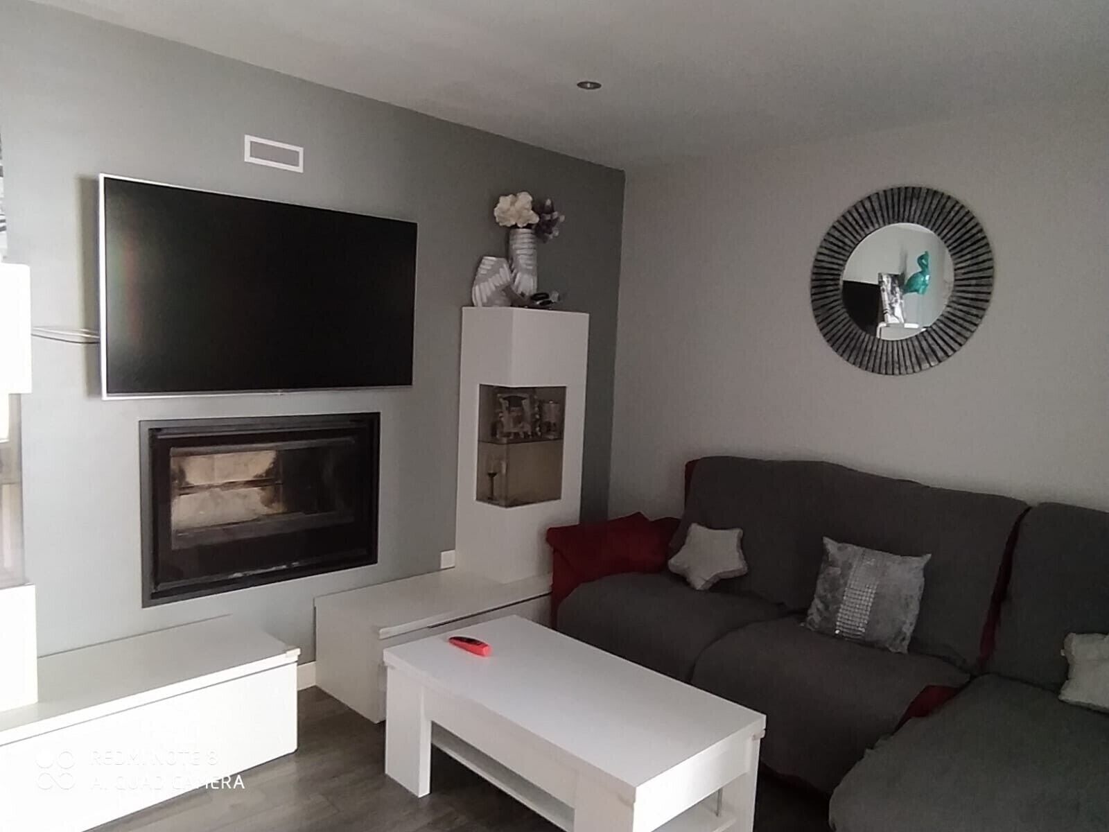 Televisie en een open haard