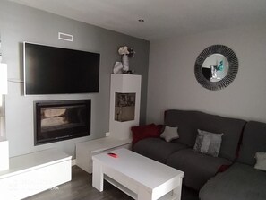 TV, fireplace