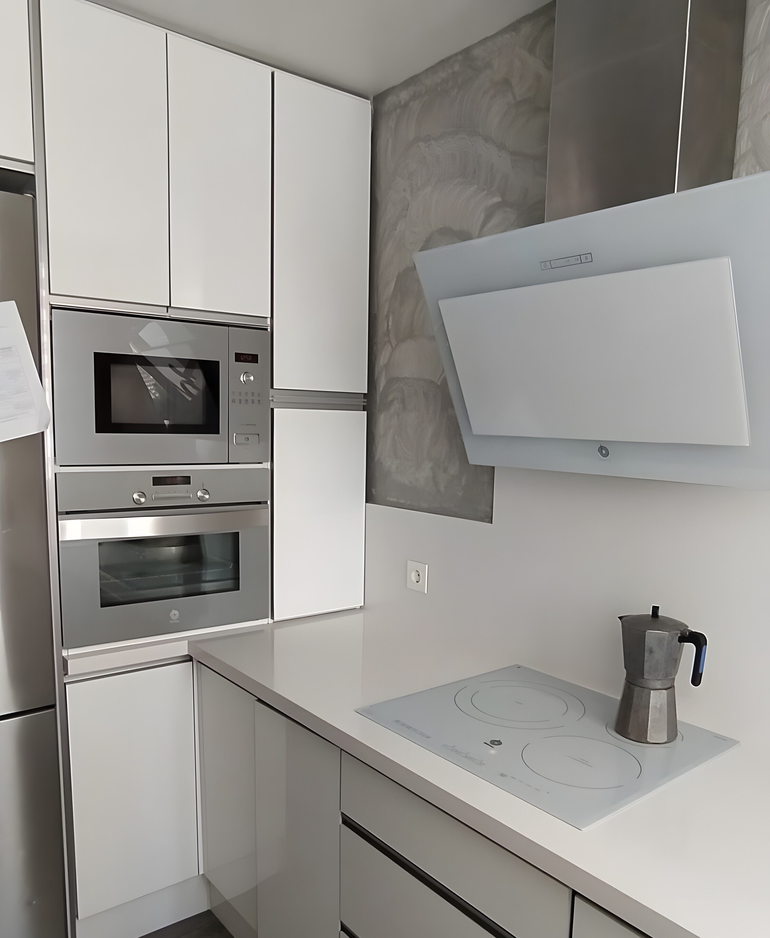 Een koelkast, een magnetron, een oven, een kookplaat