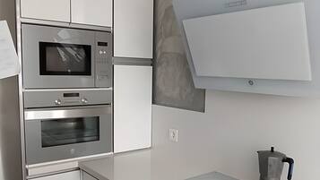 Een koelkast, een magnetron, een oven, een kookplaat