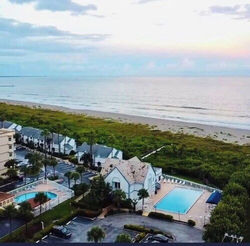 Cozy 1-bedroom condo in wonderful Cape Canaveral, complex on beach.