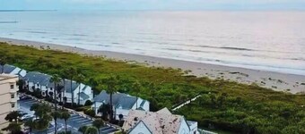 Cozy 1-bedroom condo in wonderful Cape Canaveral, complex on beach.