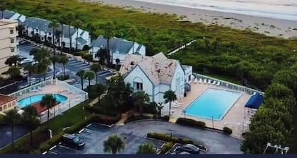 Cozy 1-bedroom condo in wonderful Cape Canaveral, complex on beach.