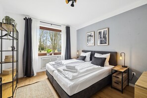 3 bedrooms, desk, iron/ironing board, travel cot - Renovated I central I 3-room apartment | 5 beds | vacation apartment I balcony & elevator (Bad Bevensen)