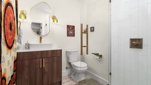 Dusj, hårføner, håndklær og såpe