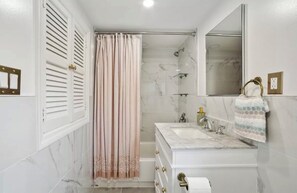 Hair dryer, towels, soap, toilet paper - Cozy 1-bedroom apartment in pleasant Bayonne with AC (Bayonne)