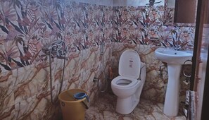 Dusche, Bidet, Handtücher, Seife