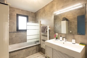 Shower, hair dryer, towels