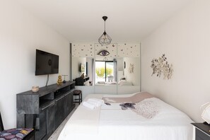 3 bedrooms, iron/ironing board, WiFi, bed sheets