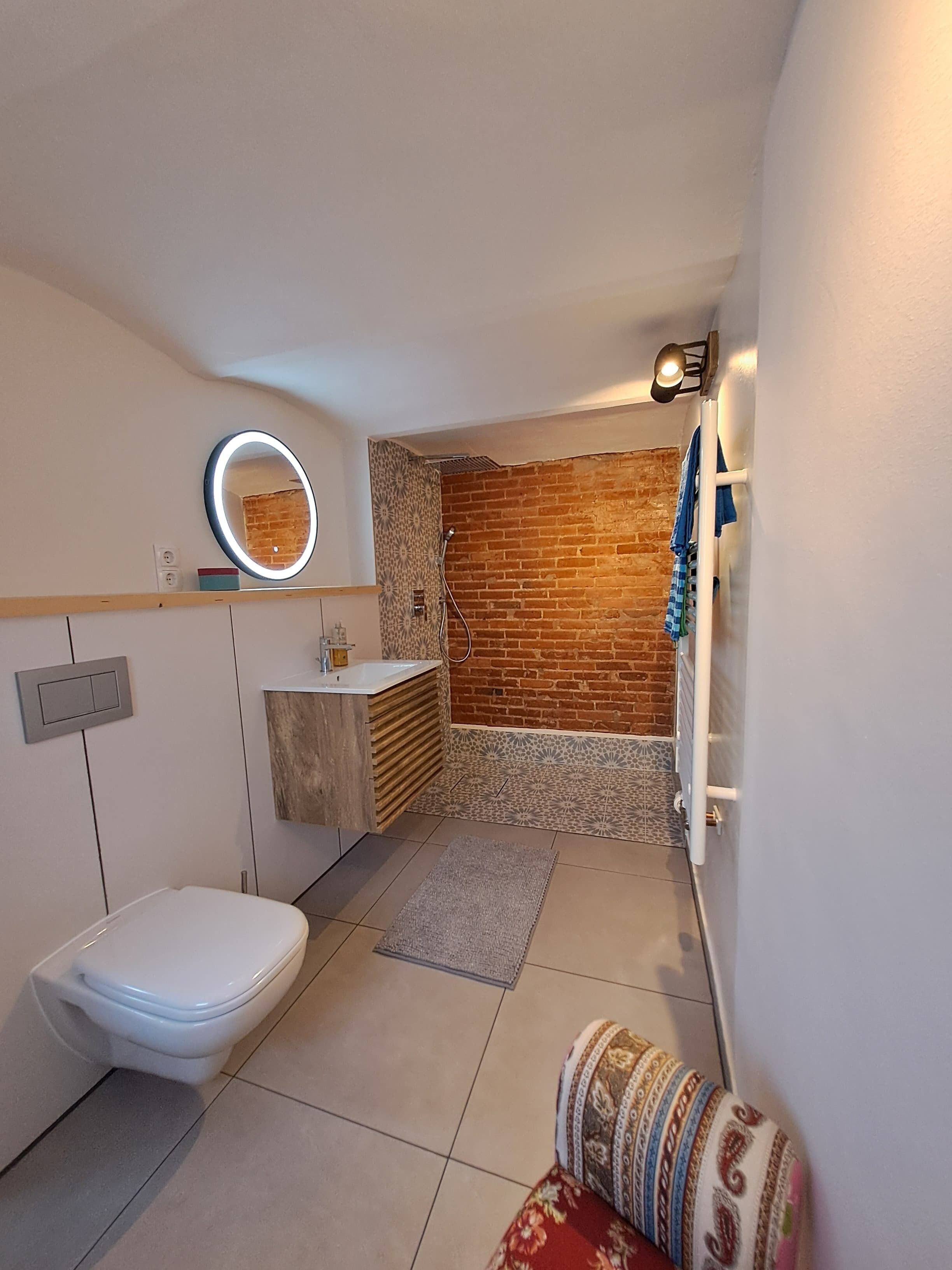 Dusche, Haartrockner, Handtücher, Seife