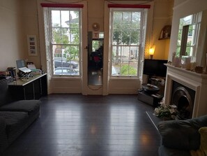 Interior - Between Chelt. centre & Race Course. 3 double bedrooms. + pos. 0ne extra guest. (Cheltenham)