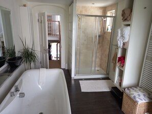 Shower, hair dryer, towels, soap - Between Chelt. centre & Race Course. 3 double bedrooms. + pos. 0ne extra guest. (Cheltenham)