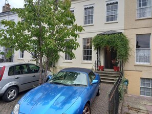 Exterior - Between Chelt. centre & Race Course. 3 double bedrooms. + pos. 0ne extra guest. (Cheltenham)