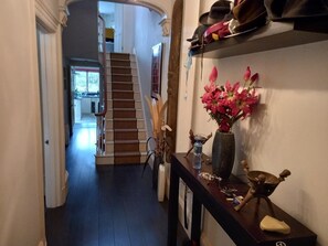 Interior - Between Chelt. centre & Race Course. 3 double bedrooms. + pos. 0ne extra guest. (Cheltenham)