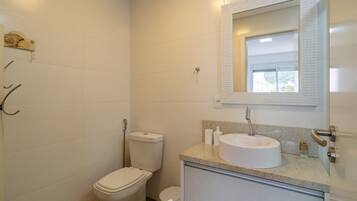 Basic Apartment | Bathroom | Shower