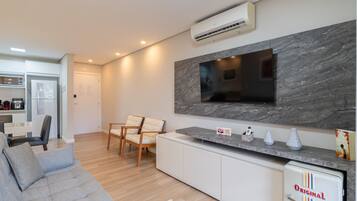 Apartamento básico | Área de estar | Smart TV 32 polegadas com canais digitais