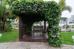 Property grounds - Apt w/ BBQ Grill Only 400m From the Beach Cmn0104 (Florianópolis)