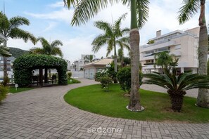 Property grounds - Apt w/ BBQ Grill Only 400m From the Beach Cmn0104 (Florianópolis)