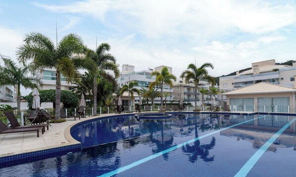 Apartemen Basic | Kolam renang | Kolam renang outdoor