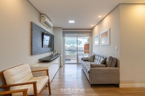Living area - Apt w/ BBQ Grill Only 400m From the Beach Cmn0104 (Florianópolis)