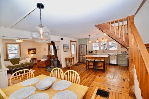 Quaint 3-bedroom cottage in delightful Waterbury awaits you