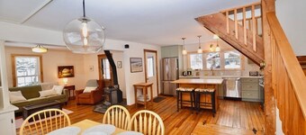 Quaint 3-bedroom cottage in delightful Waterbury awaits you