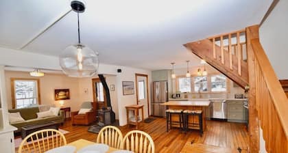 Quaint 3-bedroom cottage in delightful Waterbury awaits you