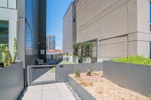 Property grounds - 1101 Kenect  (Phoenix)