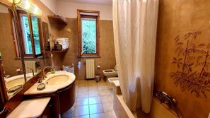 Dusche, Haartrockner, Handtücher