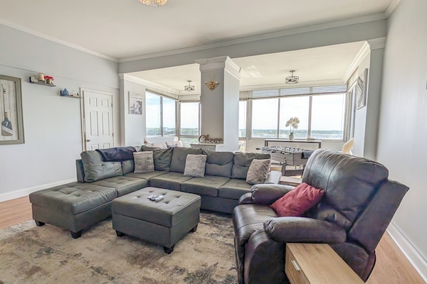 Deluxe Penthouse, 3 Bedrooms, Pool Access, City View | Living area