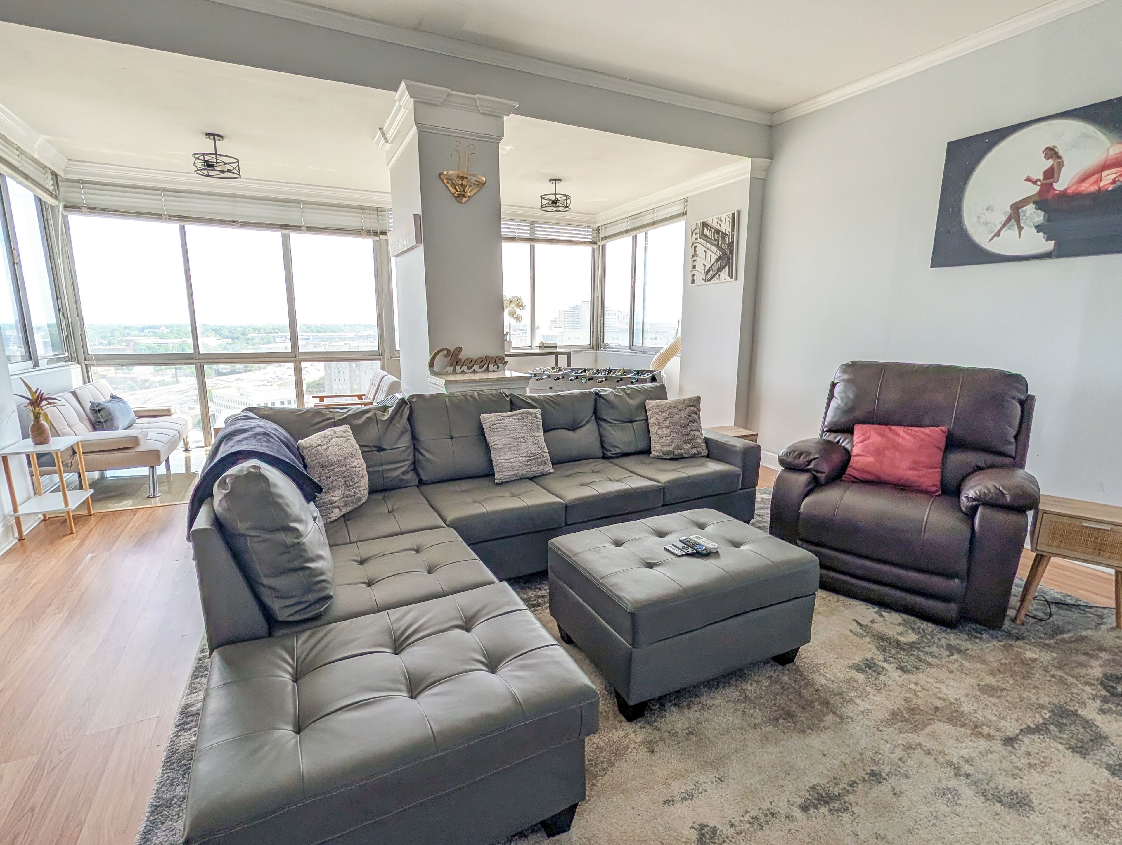 Ein geräumiges Wohnzimmer mit einem Ecksofa, einem Ledersessel und einem Couchtisch.