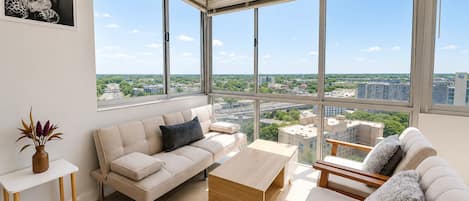 Deluxe-Penthouse, 3 Schlafzimmer, Poolzugang, Stadtblick | Fernseher