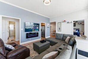 Living area - The ATL Sky Suite 3BR Downtown Penthouse (Atlanta)