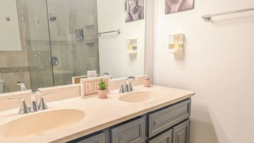 Deluxe-Penthouse, 3 Schlafzimmer, Poolzugang, Stadtblick | Badezimmer