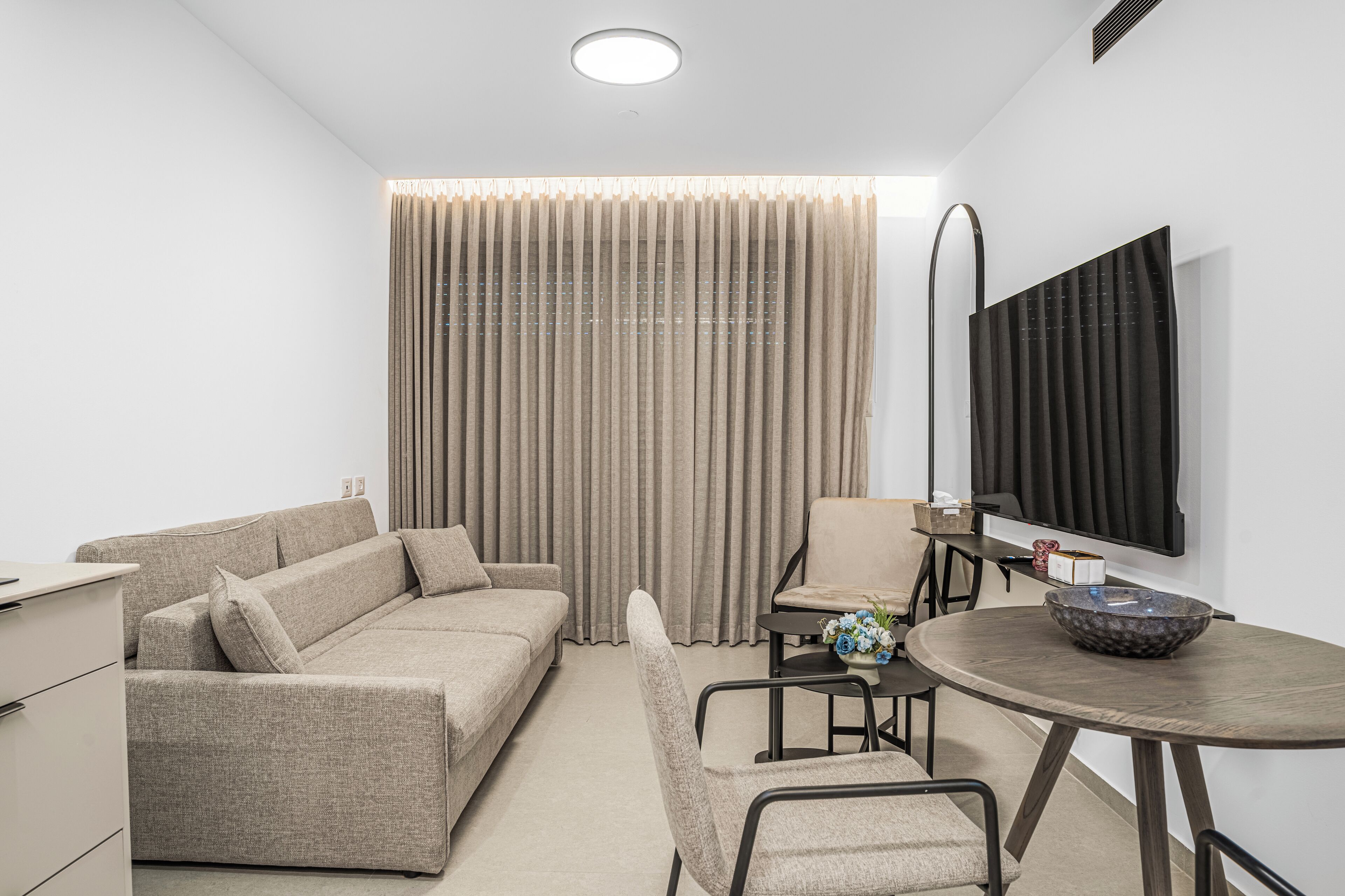 Apartment, 1 Bedroom, Balcony, Mountain View | Living area | 40-inch Smart TV with digital channels