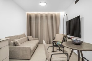 Apartment, 1 Schlafzimmer, Balkon, Bergblick | Wohnbereich | 40-Zoll-Smart-TV mit Digitalempfang