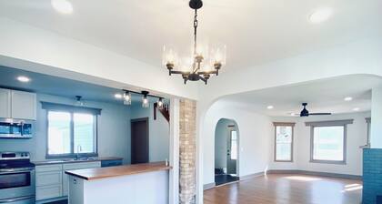 Overlook Legacy - Historic 1907 Home on the Milton Square