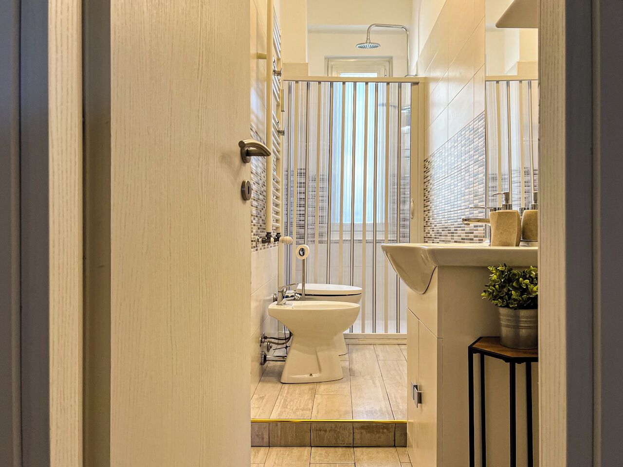 Douche, sèche-cheveux, bidet, serviettes fournies