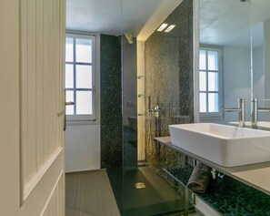 Shower, hair dryer, bidet, towels - Villa Claudia Relax & Garden – Torre delle Stelle (Torre Delle Stelle (Maracalagonis))