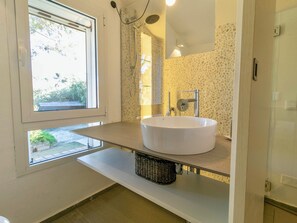 Regadera, secadora de cabello, bidet, toallas 
