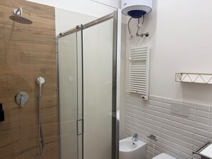 Maison mitoyenne Deluxe, patio | Salle de bain | Douche, sèche-cheveux, savon, shampoing