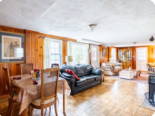 Ground floor apartment 10 mi from D.C. and still feels like countryside!