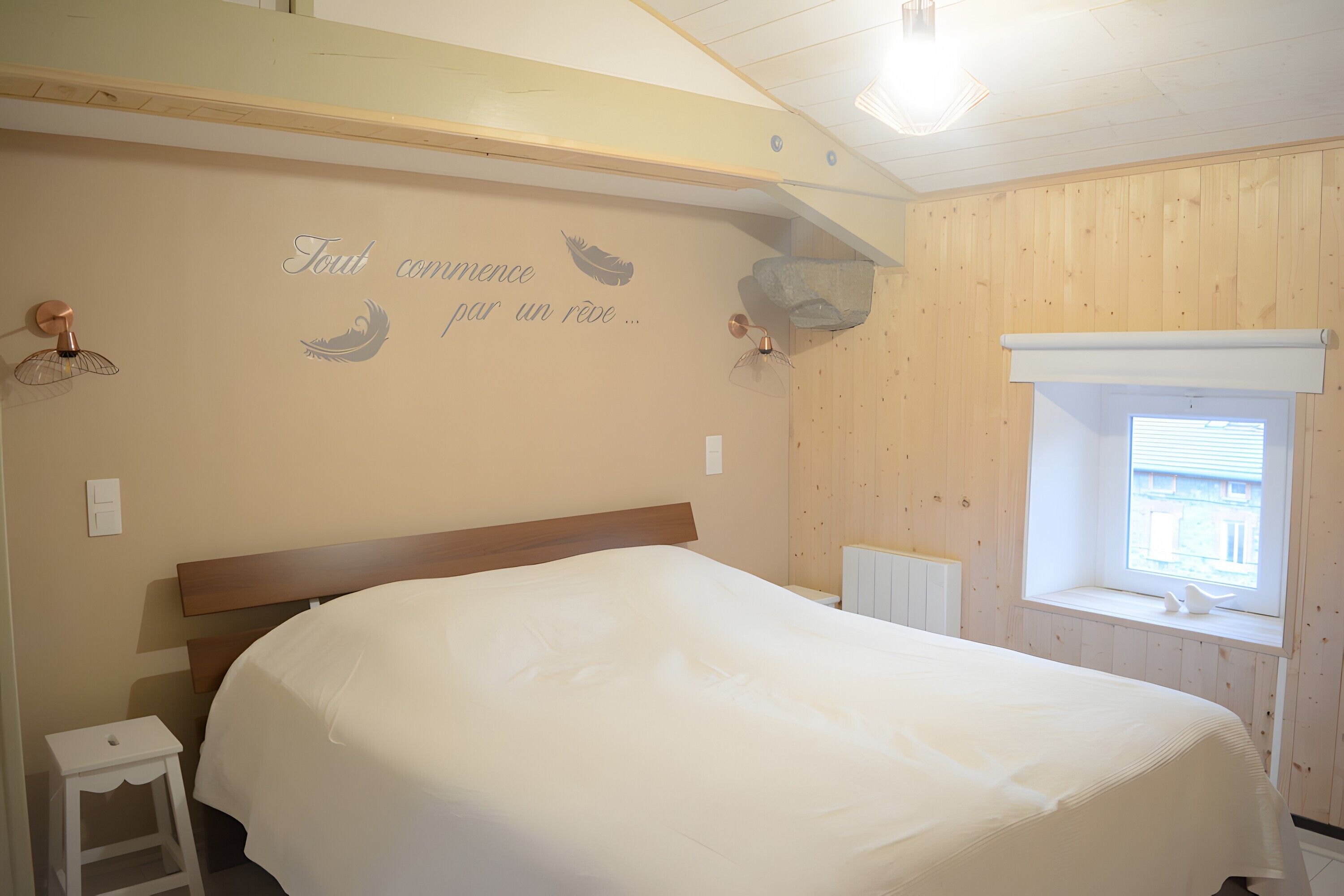 Een strijkplank/strijkijzer, wifi, beddengoed