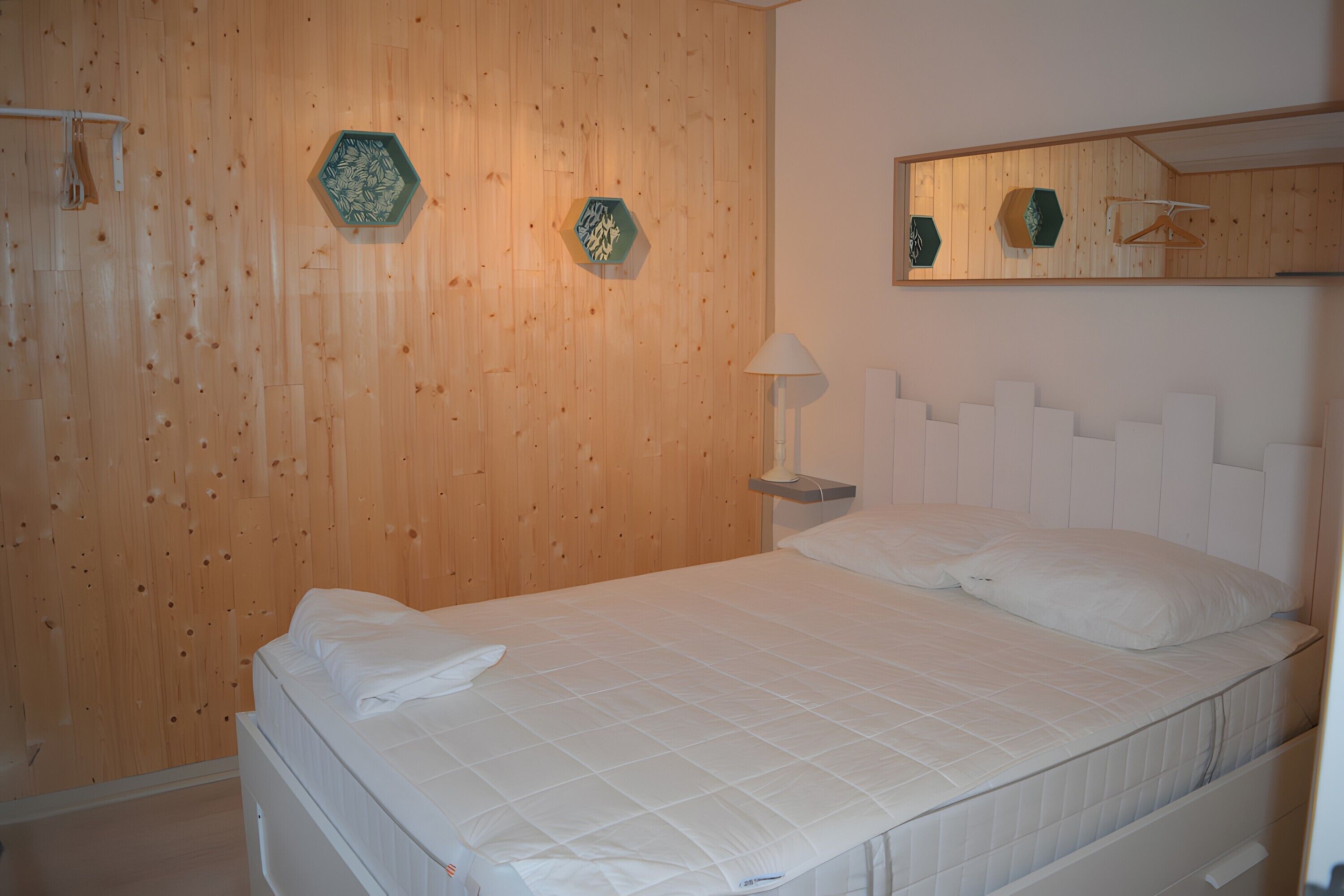 Tabla de planchar con plancha, wifi y ropa de cama 