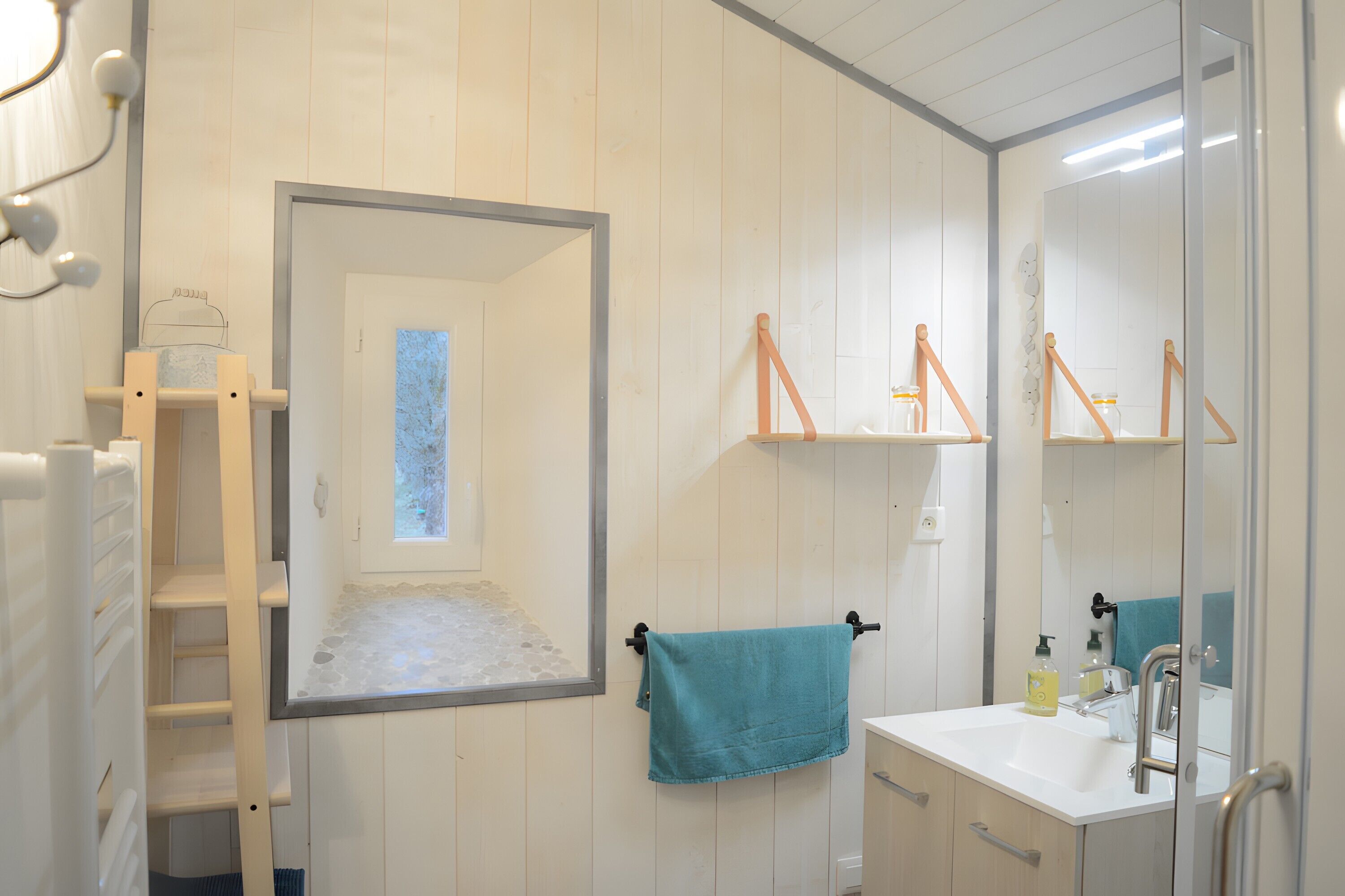 Een douche, een haardroger, handdoeken