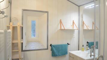 Een douche, een haardroger, handdoeken