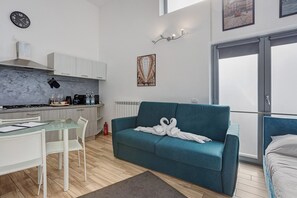 TV - Spacious Navigli Apartment for Families & Groups - Porta Genova (Milan)